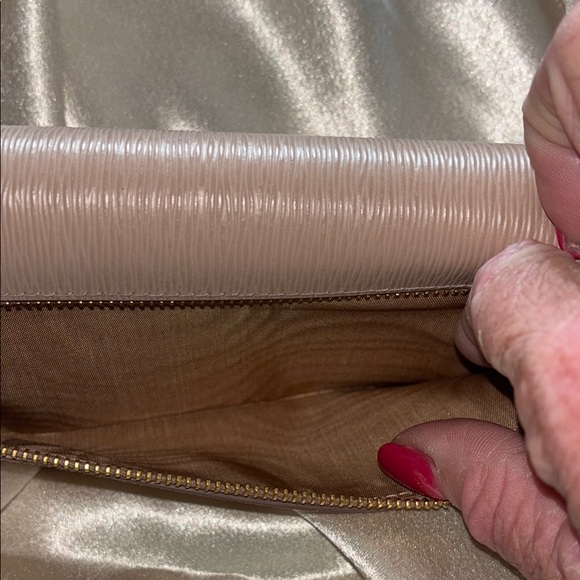 💎AUTHENTIC💎 PRADA Beige Saffiano Leather Crossbody Wallet with Gold Chain & Box - Picture 11 of 13